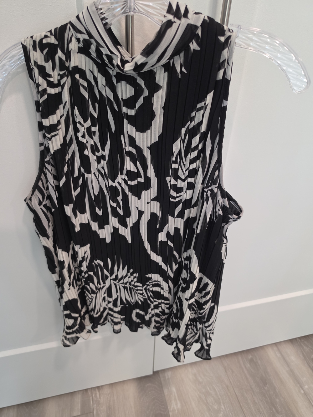 Adrianna Papell Black and White Pleated Floral Sleeveless Top    Size M